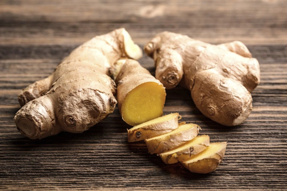 Ginger root and slices