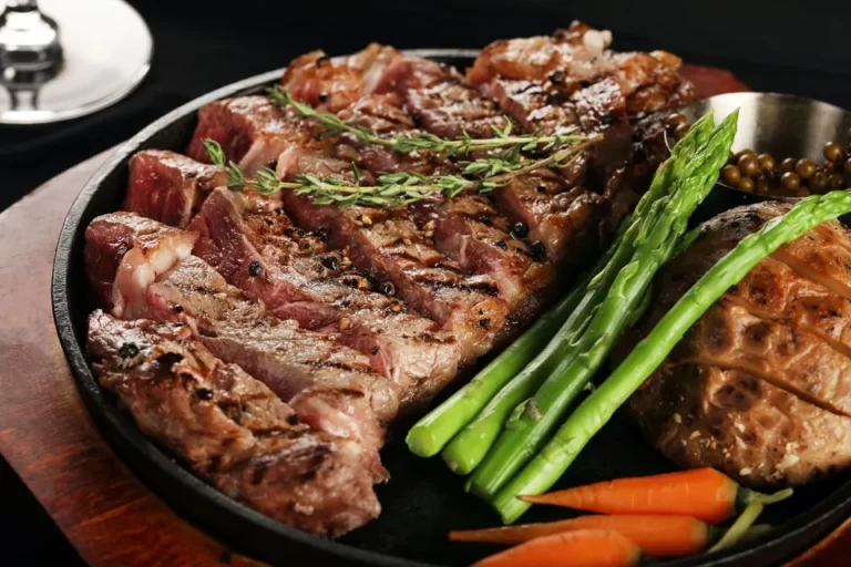 Image of a steak with asparagus and carrots in a plate