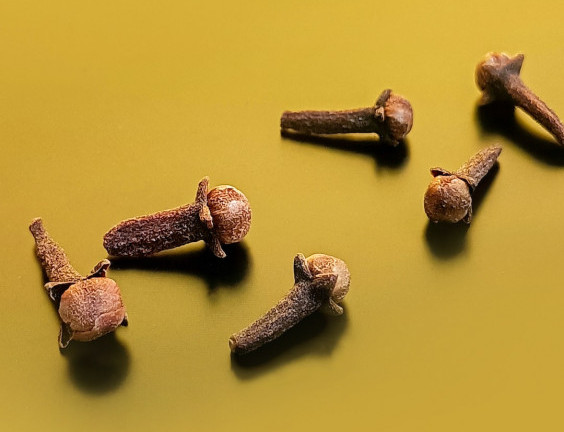 Image of cloves with yellow background