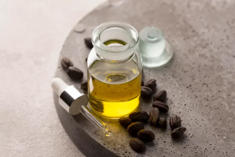 Image of Jojoba seeds and oil in a bottle