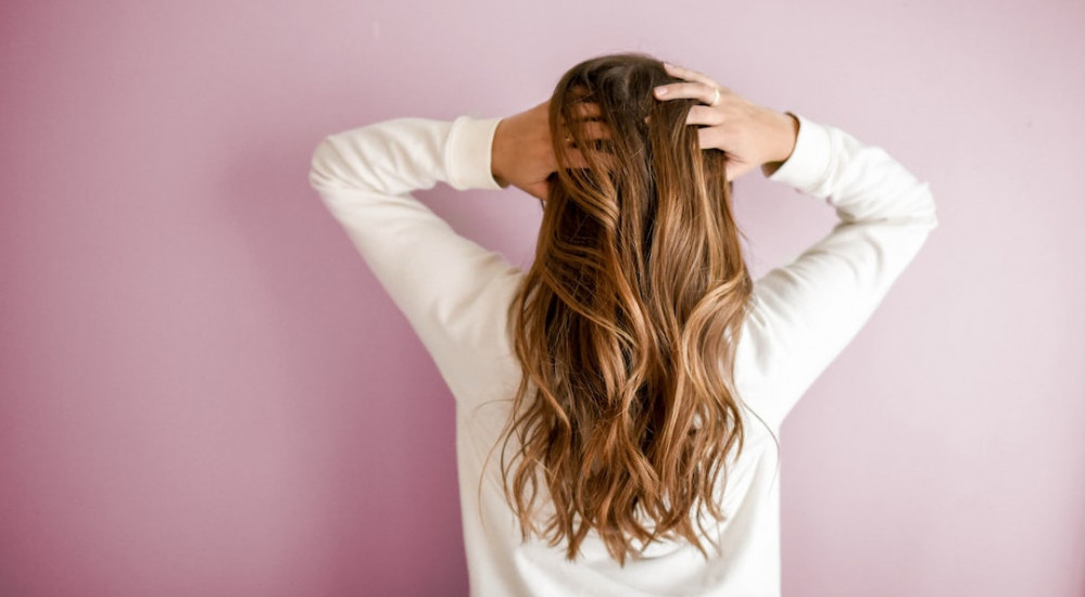 Imagen de una mujer de espalda con el cabello largo